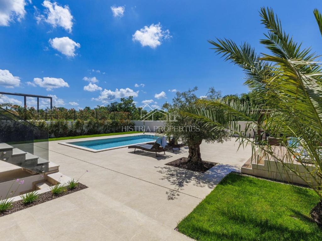 Posizione attraente e vicinanza al mare, e una villa riccamente attrezzata con piscina riscaldata