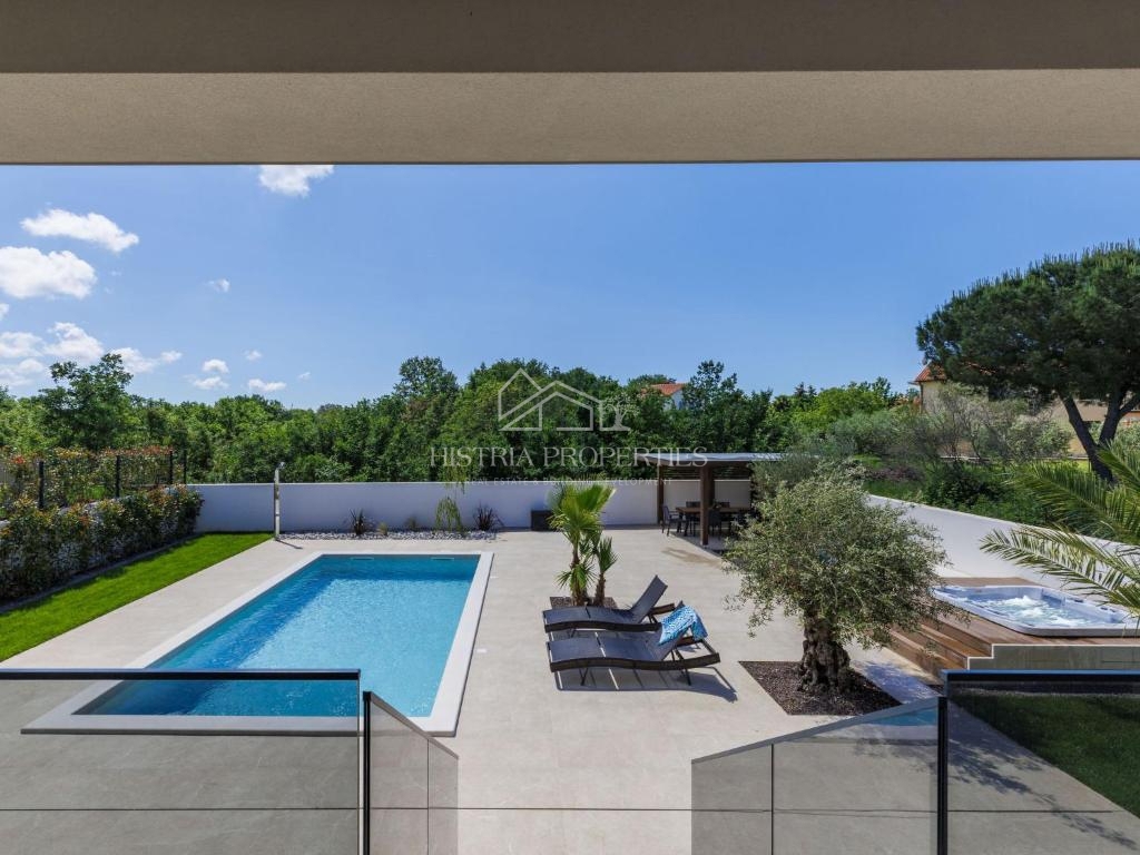 Posizione attraente e vicinanza al mare, e una villa riccamente attrezzata con piscina riscaldata