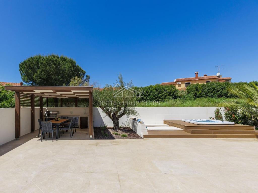 Posizione attraente e vicinanza al mare, e una villa riccamente attrezzata con piscina riscaldata