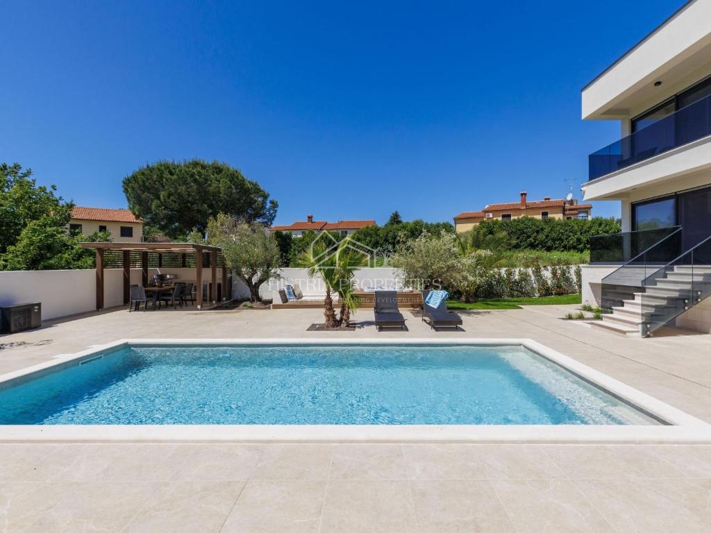 Posizione attraente e vicinanza al mare, e una villa riccamente attrezzata con piscina riscaldata