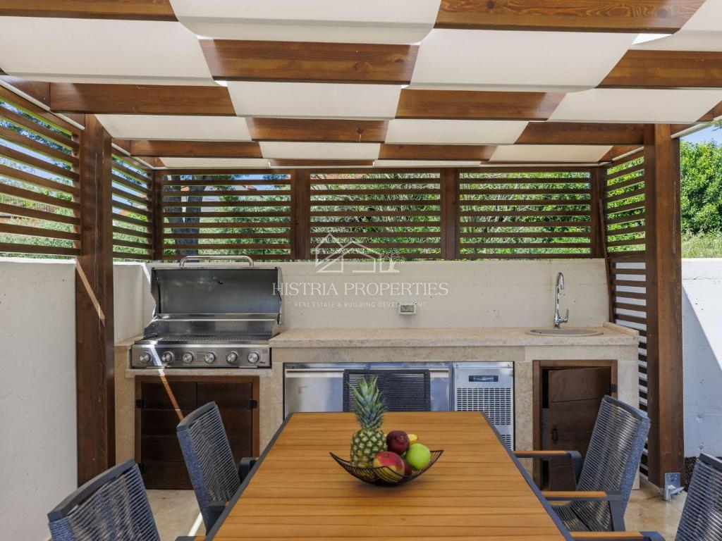 Posizione attraente e vicinanza al mare, e una villa riccamente attrezzata con piscina riscaldata