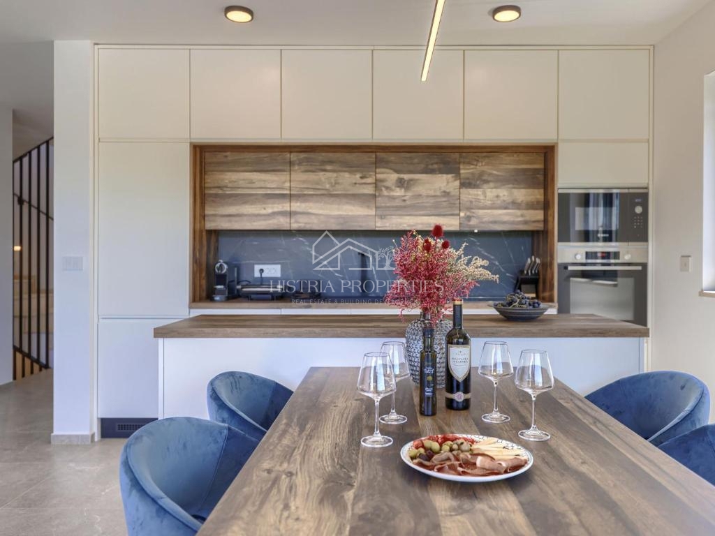 Posizione attraente e vicinanza al mare, e una villa riccamente attrezzata con piscina riscaldata