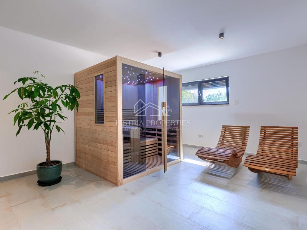 Posizione attraente e vicinanza al mare, e una villa riccamente attrezzata con piscina riscaldata