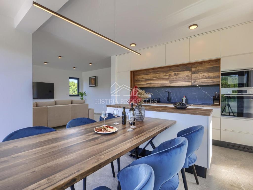 Posizione attraente e vicinanza al mare, e una villa riccamente attrezzata con piscina riscaldata