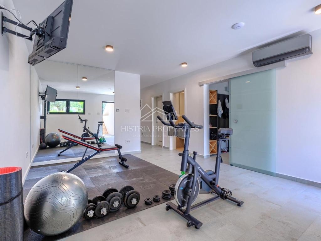 Posizione attraente e vicinanza al mare, e una villa riccamente attrezzata con piscina riscaldata