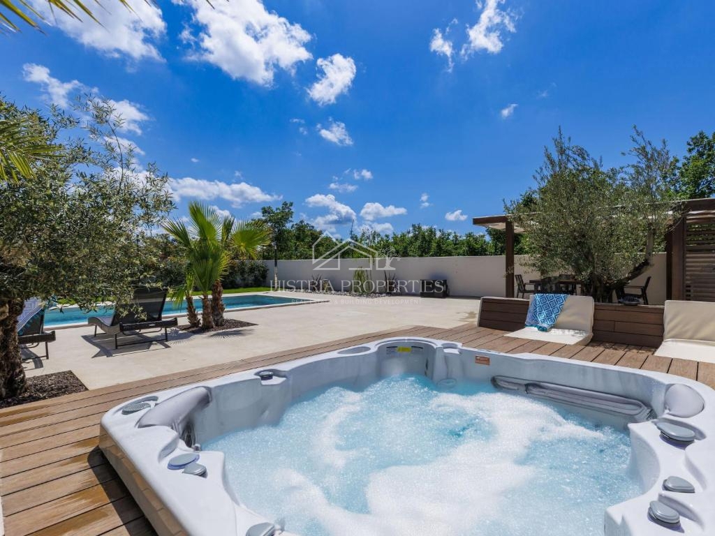 Posizione attraente e vicinanza al mare, e una villa riccamente attrezzata con piscina riscaldata