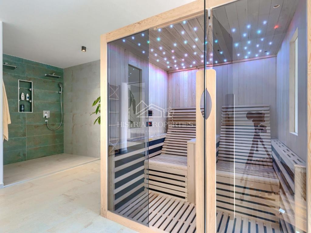 Posizione attraente e vicinanza al mare, e una villa riccamente attrezzata con piscina riscaldata