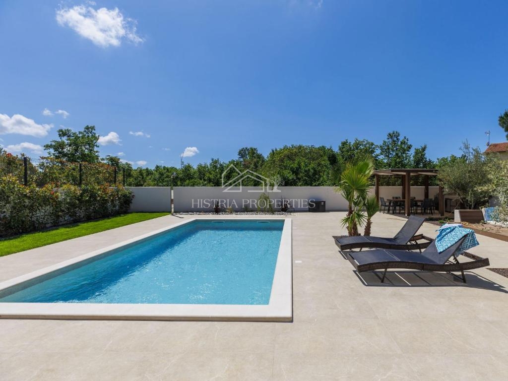 Posizione attraente e vicinanza al mare, e una villa riccamente attrezzata con piscina riscaldata