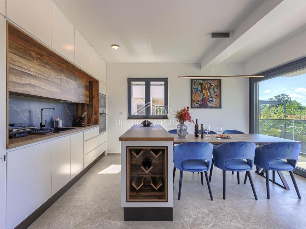 Posizione attraente e vicinanza al mare, e una villa riccamente attrezzata con piscina riscaldata