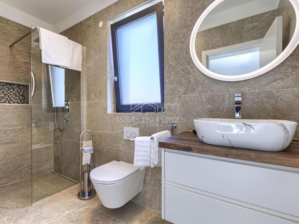 Posizione attraente e vicinanza al mare, e una villa riccamente attrezzata con piscina riscaldata