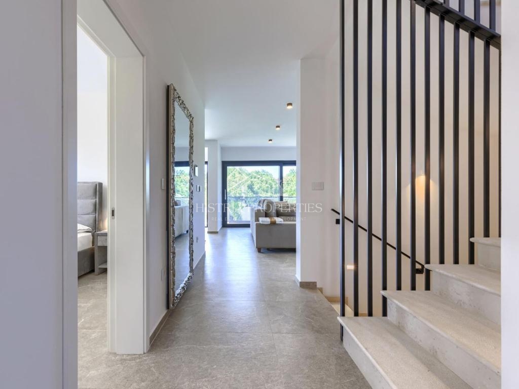 Posizione attraente e vicinanza al mare, e una villa riccamente attrezzata con piscina riscaldata