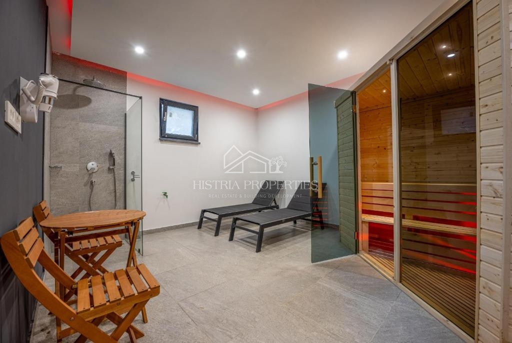 Villa riccamente arredata con piscina riscaldata e 8 camere da letto a 1 km dal mare