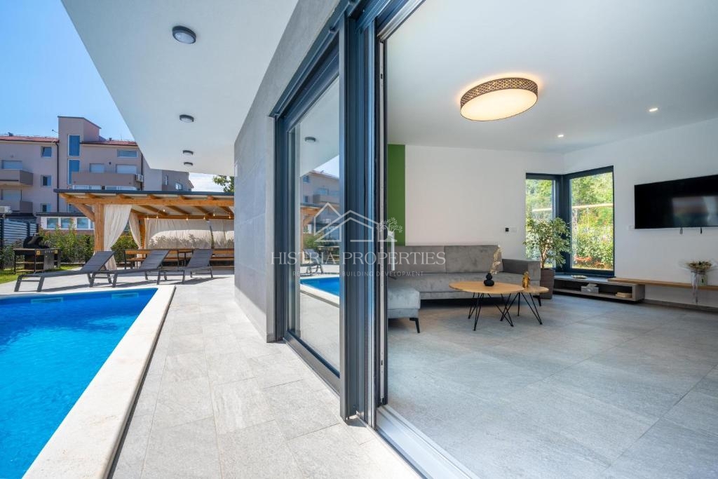 Villa riccamente arredata con piscina riscaldata e 8 camere da letto a 1 km dal mare