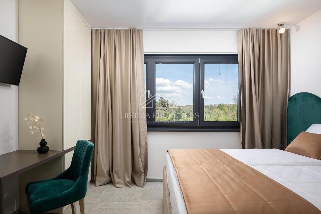 Villa riccamente arredata con piscina riscaldata e 8 camere da letto a 1 km dal mare