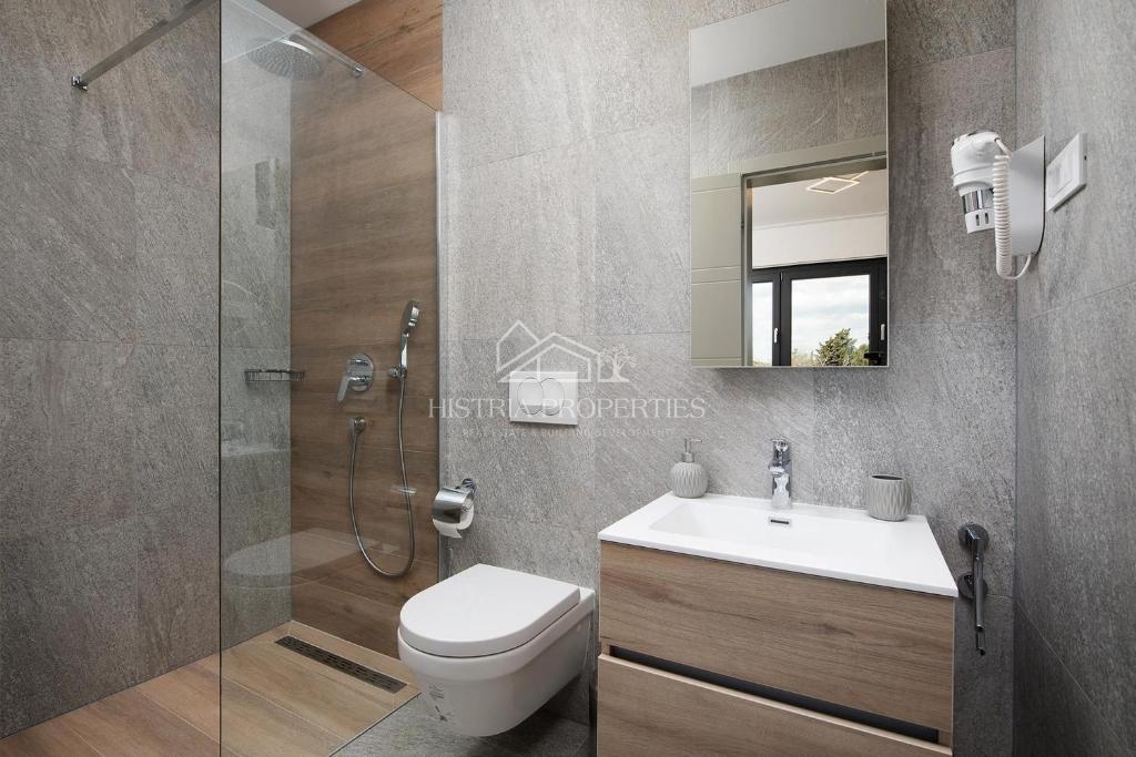 Villa riccamente arredata con piscina riscaldata e 8 camere da letto a 1 km dal mare