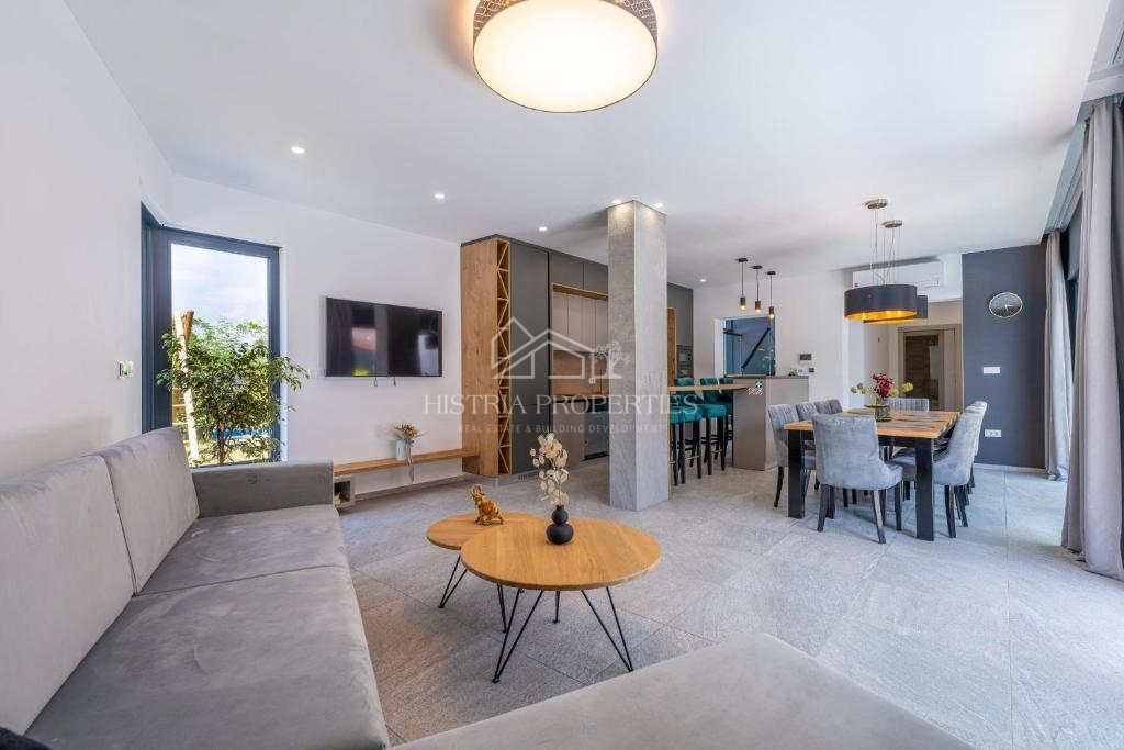 Villa riccamente arredata con piscina riscaldata e 8 camere da letto a 1 km dal mare