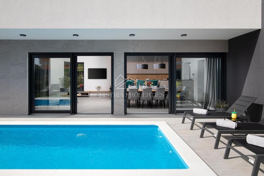 Villa riccamente arredata con piscina riscaldata e 8 camere da letto a 1 km dal mare