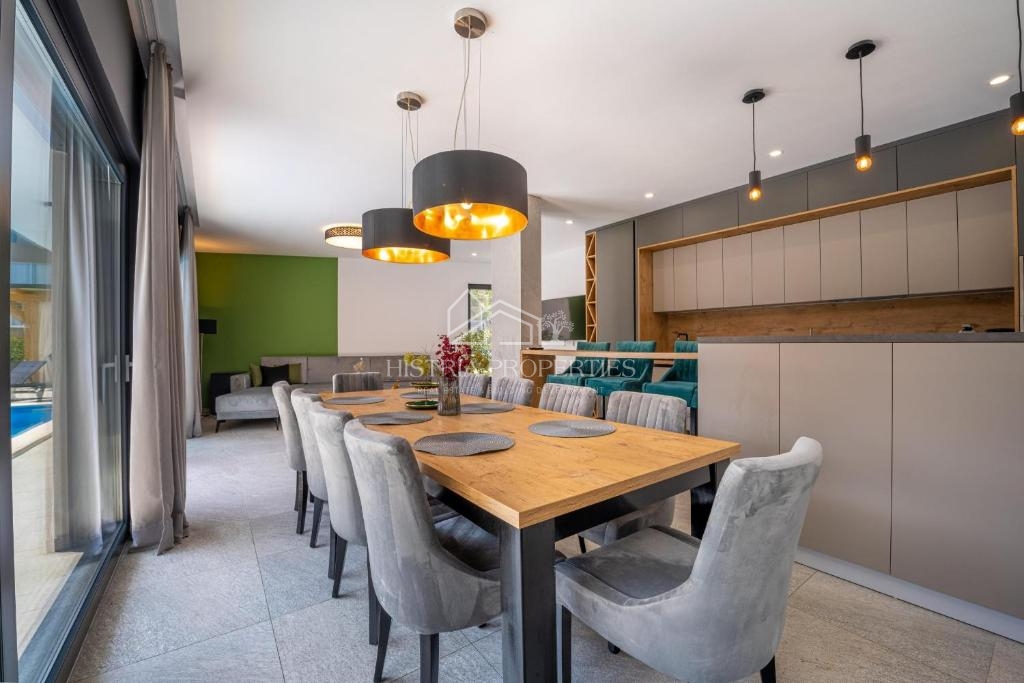 Villa riccamente arredata con piscina riscaldata e 8 camere da letto a 1 km dal mare