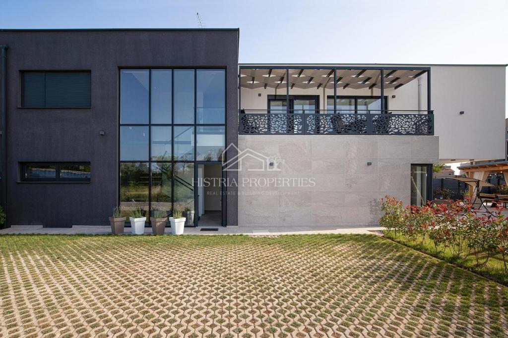 Villa riccamente arredata con piscina riscaldata e 8 camere da letto a 1 km dal mare