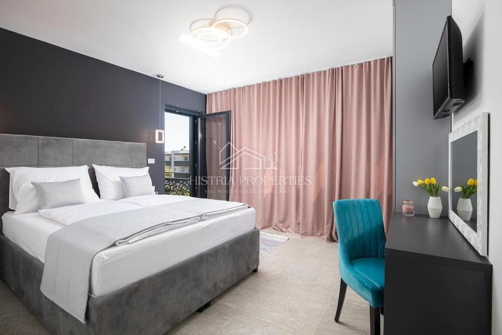 Villa riccamente arredata con piscina riscaldata e 8 camere da letto a 1 km dal mare