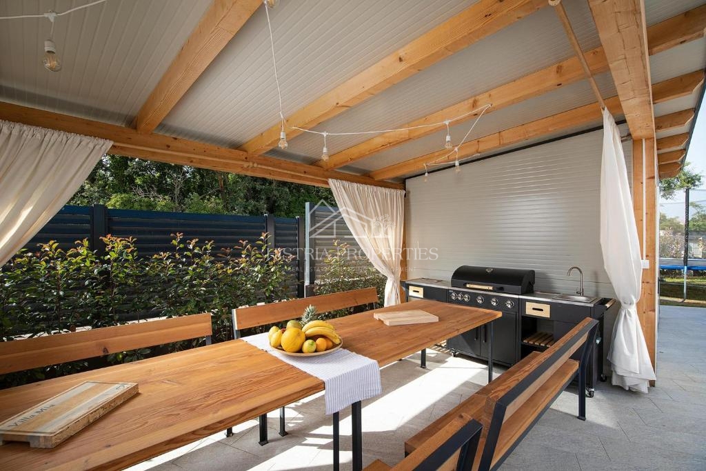 Villa riccamente arredata con piscina riscaldata e 8 camere da letto a 1 km dal mare