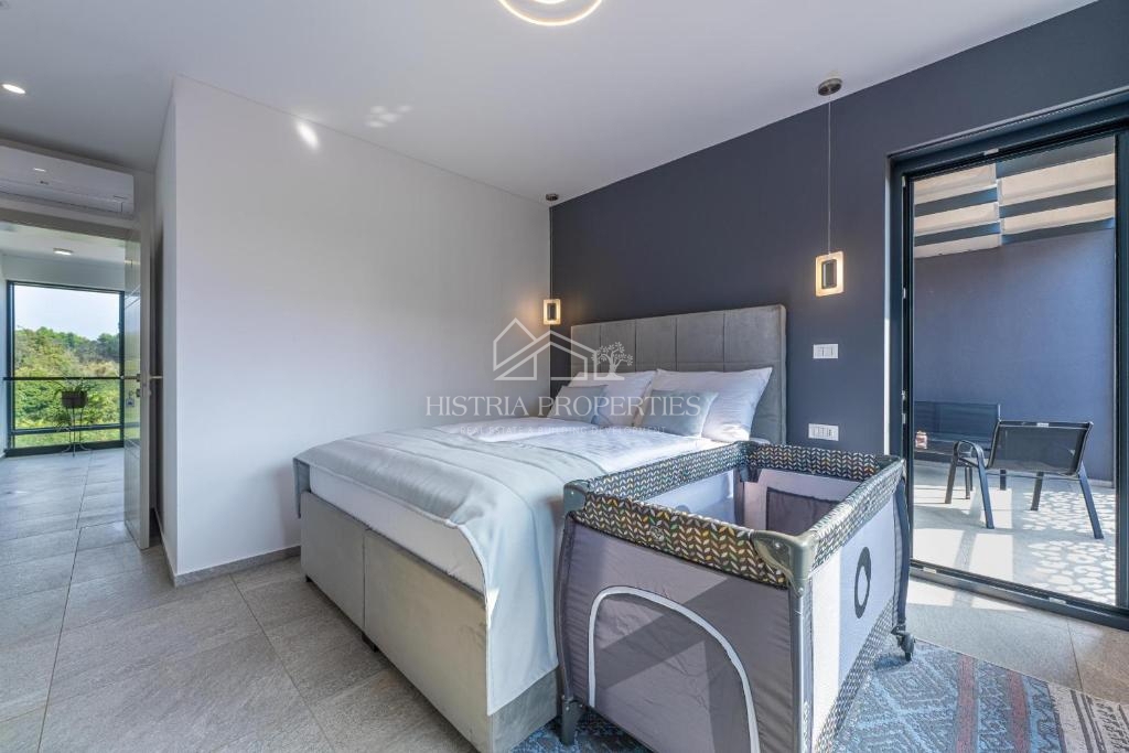 Villa riccamente arredata con piscina riscaldata e 8 camere da letto a 1 km dal mare