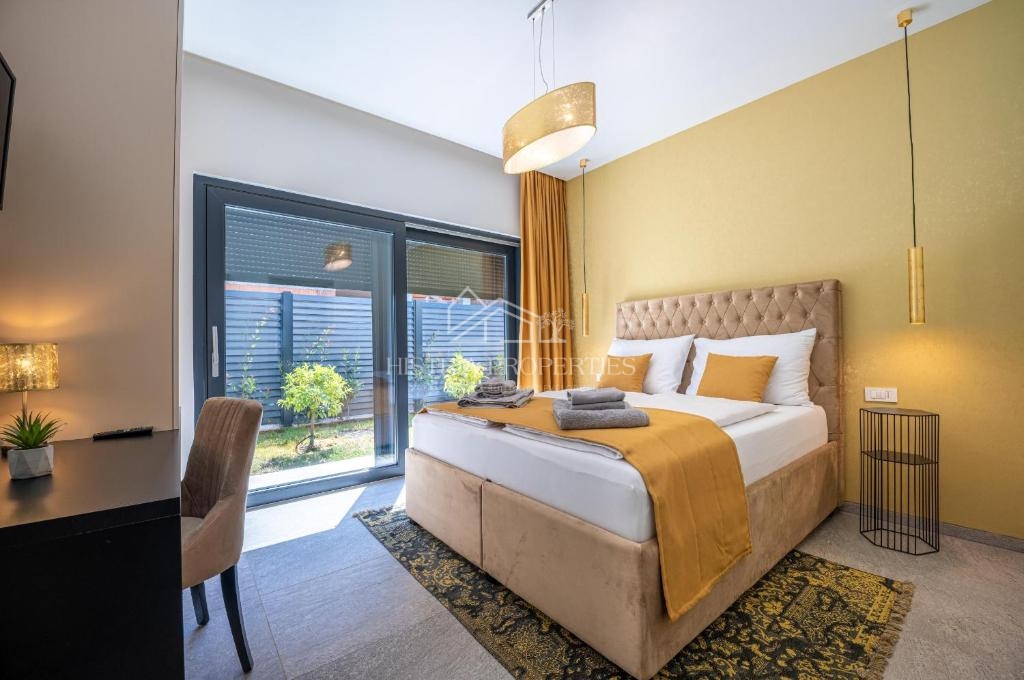 Villa riccamente arredata con piscina riscaldata e 8 camere da letto a 1 km dal mare