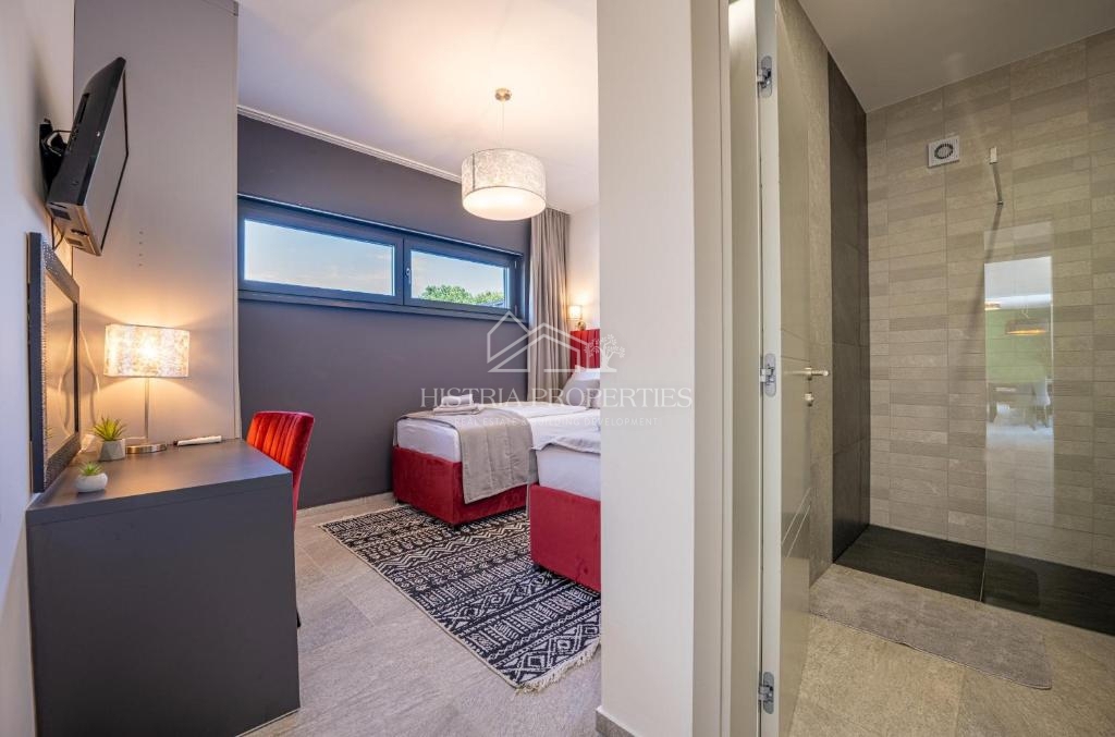 Villa riccamente arredata con piscina riscaldata e 8 camere da letto a 1 km dal mare