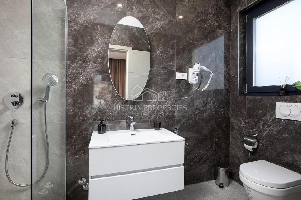 Villa riccamente arredata con piscina riscaldata e 8 camere da letto a 1 km dal mare