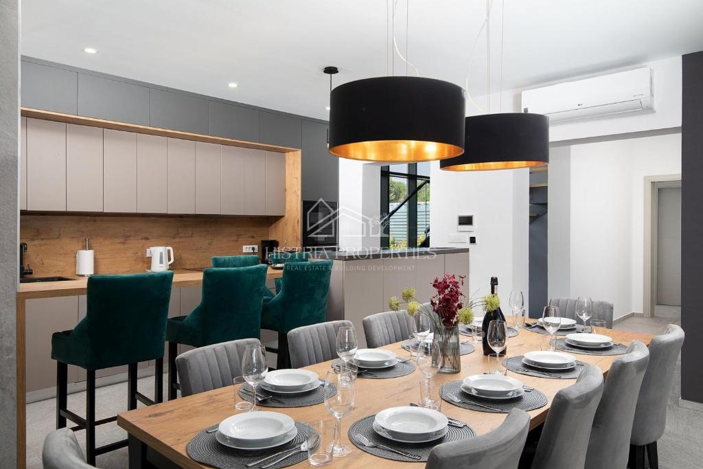 Villa riccamente arredata con piscina riscaldata e 8 camere da letto a 1 km dal mare