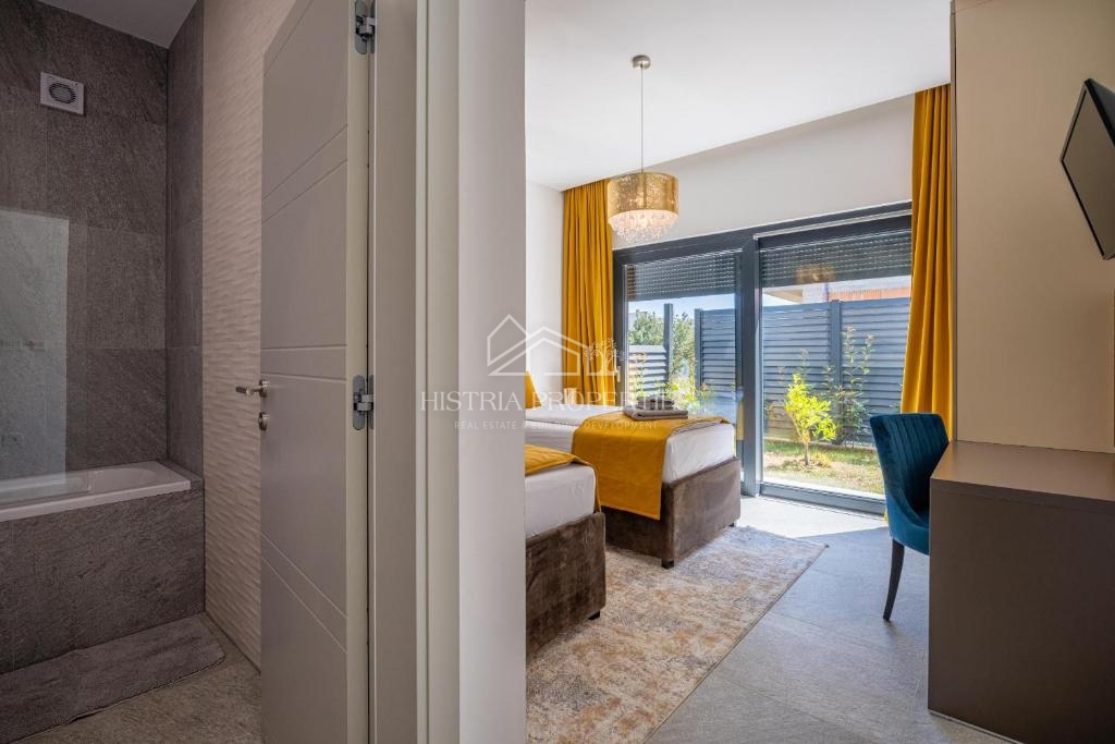 Villa riccamente arredata con piscina riscaldata e 8 camere da letto a 1 km dal mare