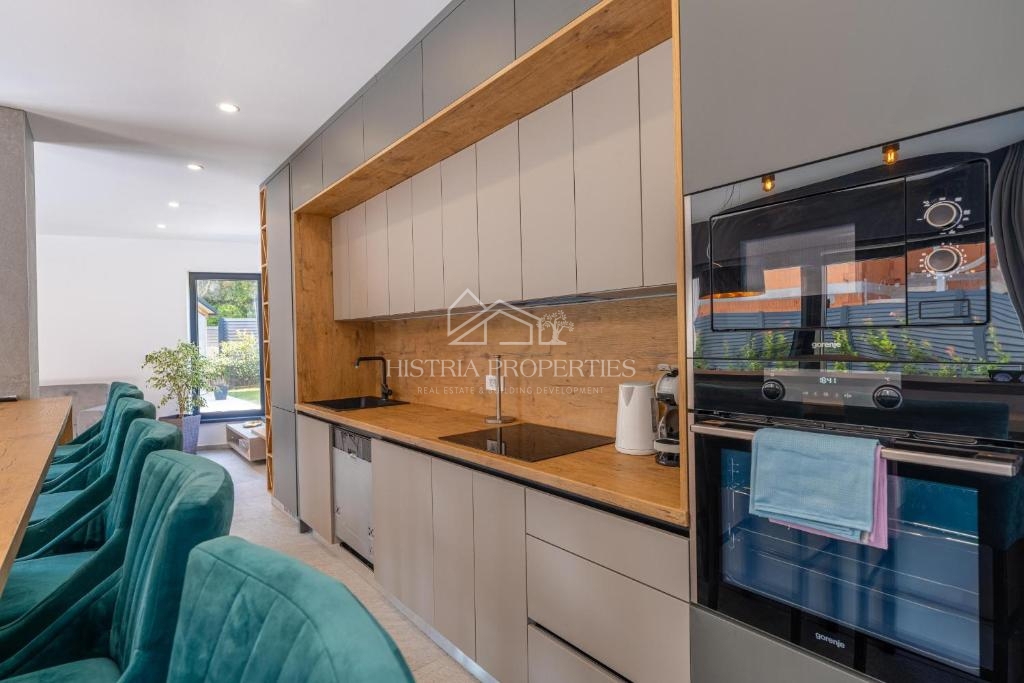 Villa riccamente arredata con piscina riscaldata e 8 camere da letto a 1 km dal mare