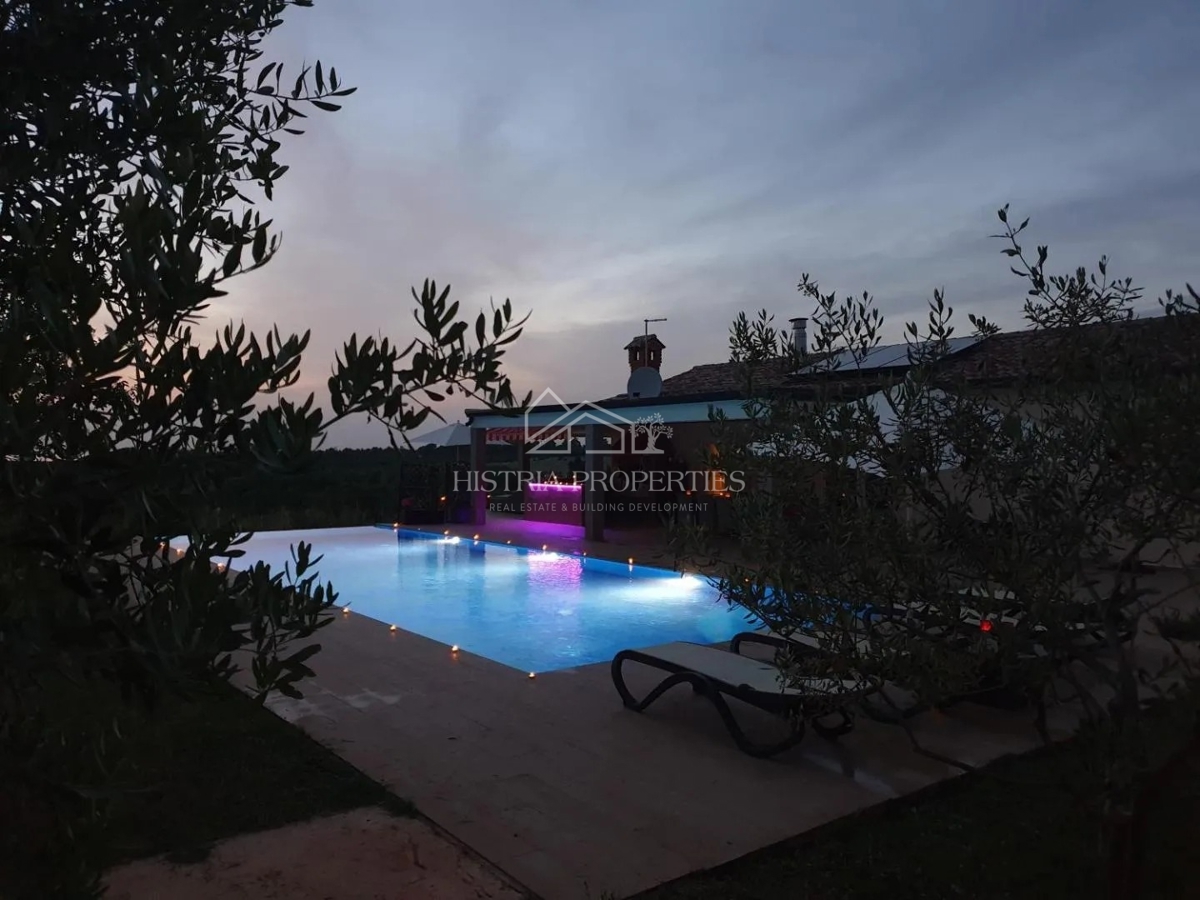 Un'oasi intima di pace e benessere su un ampio terreno circondato da un uliveto