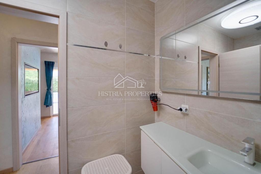 Un'oasi intima di pace e benessere su un ampio terreno circondato da un uliveto