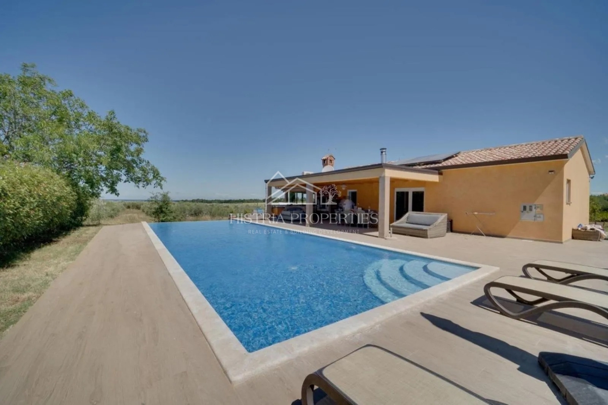 Un'oasi intima di pace e benessere su un ampio terreno circondato da un uliveto