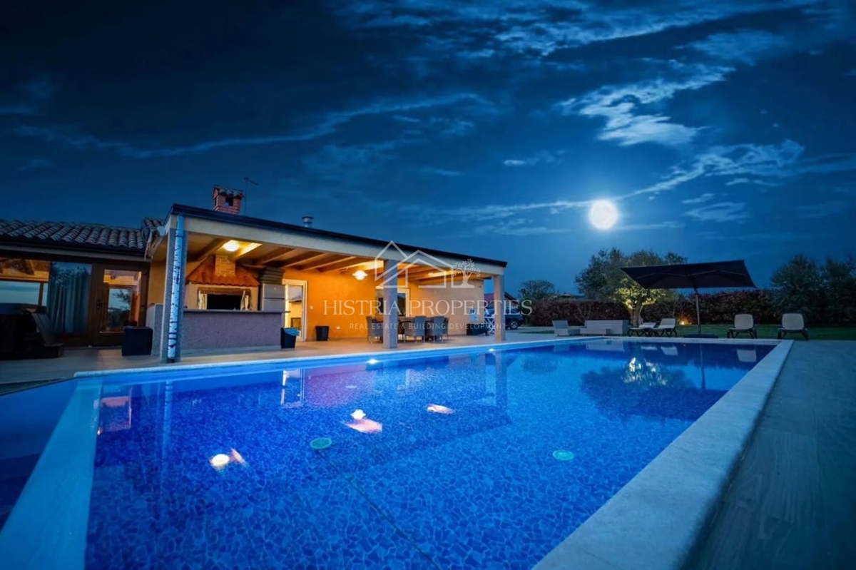 Un'oasi intima di pace e benessere su un ampio terreno circondato da un uliveto