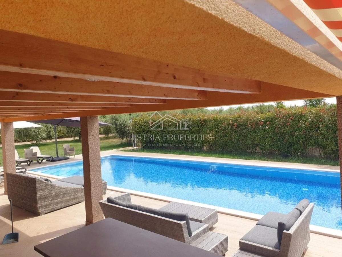 Un'oasi intima di pace e benessere su un ampio terreno circondato da un uliveto