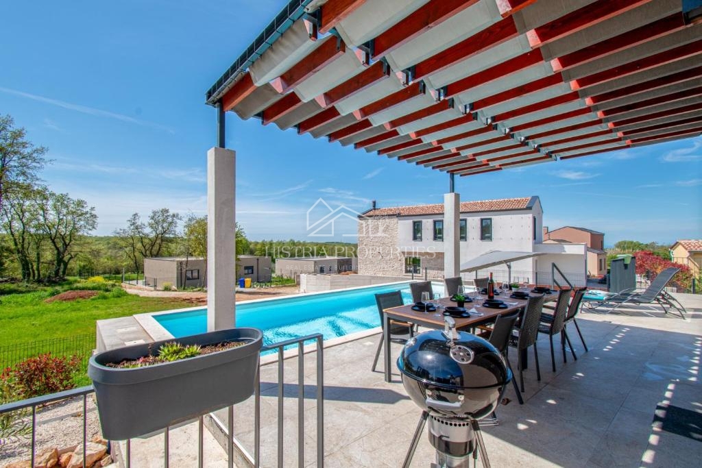 Una posizione tranquilla immersa nel verde e una nuova casa completamente attrezzata con piscina