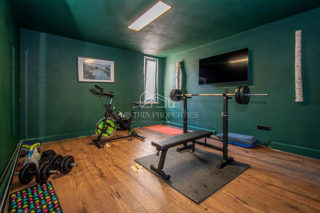 Una posizione tranquilla immersa nel verde e una nuova casa completamente attrezzata con piscina