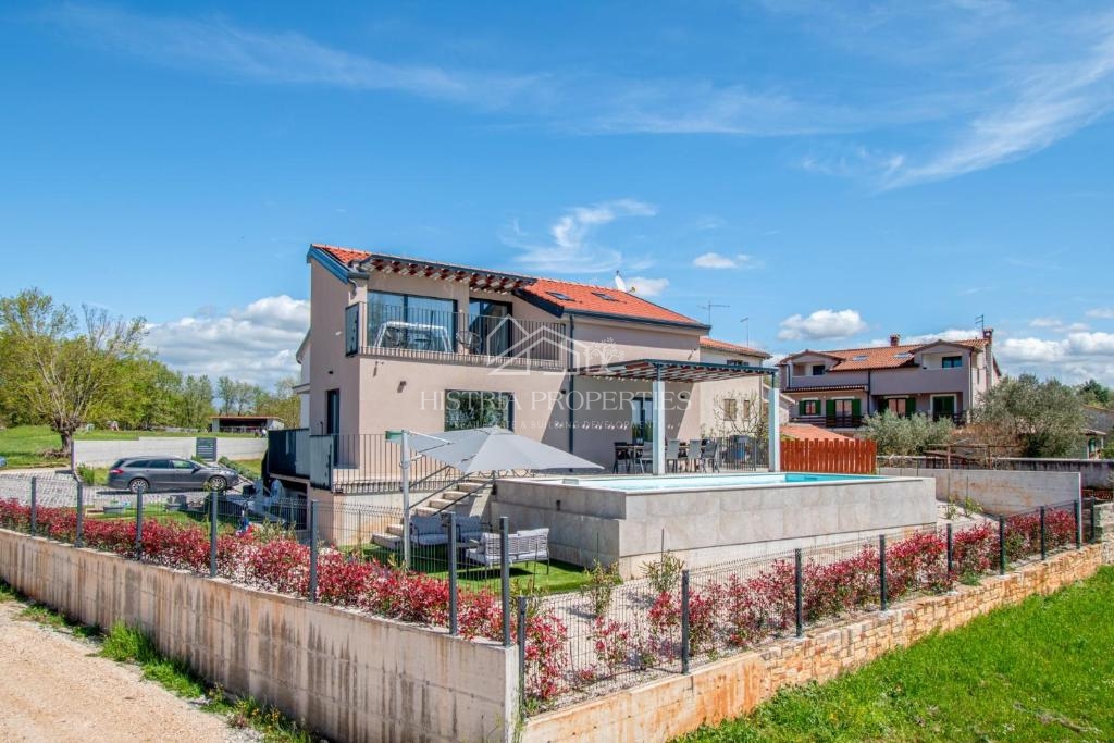 Una posizione tranquilla immersa nel verde e una nuova casa completamente attrezzata con piscina