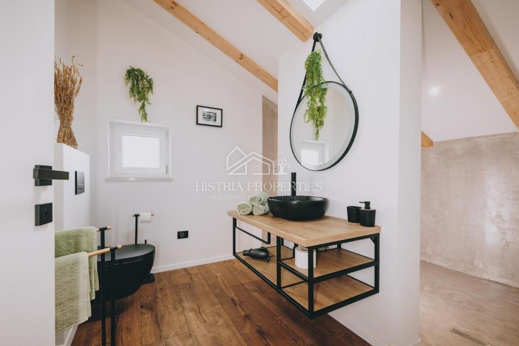 Una posizione tranquilla immersa nel verde e una nuova casa completamente attrezzata con piscina