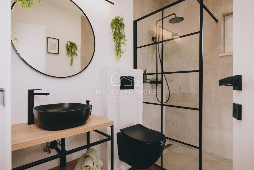 Una posizione tranquilla immersa nel verde e una nuova casa completamente attrezzata con piscina