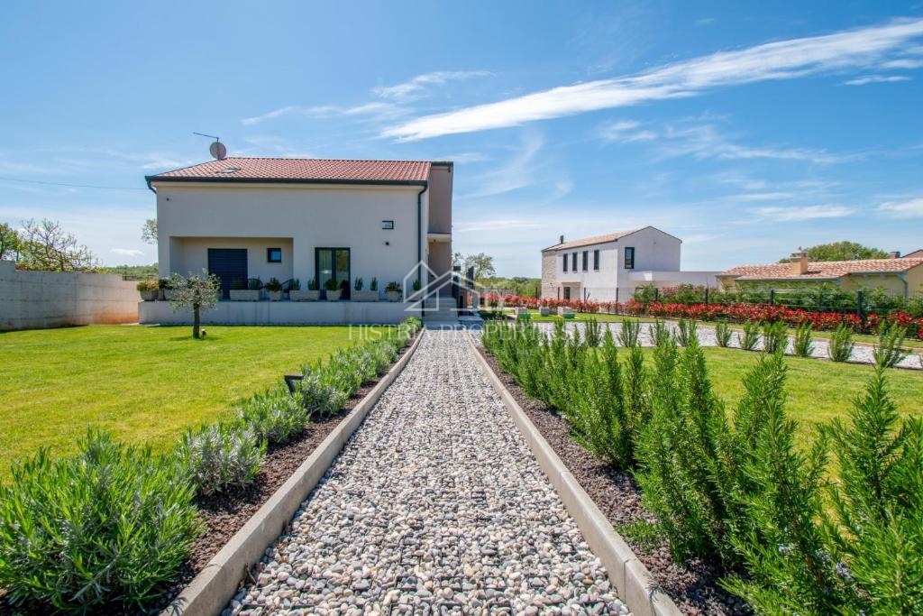 Una posizione tranquilla immersa nel verde e una nuova casa completamente attrezzata con piscina