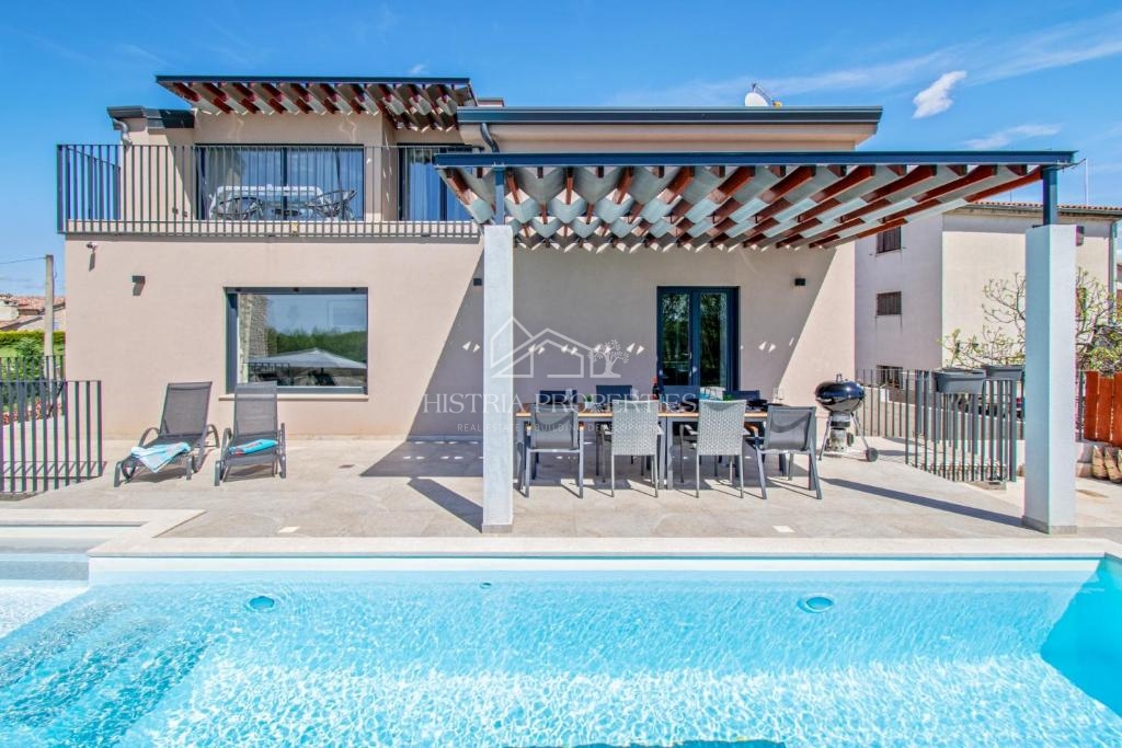 Una posizione tranquilla immersa nel verde e una nuova casa completamente attrezzata con piscina