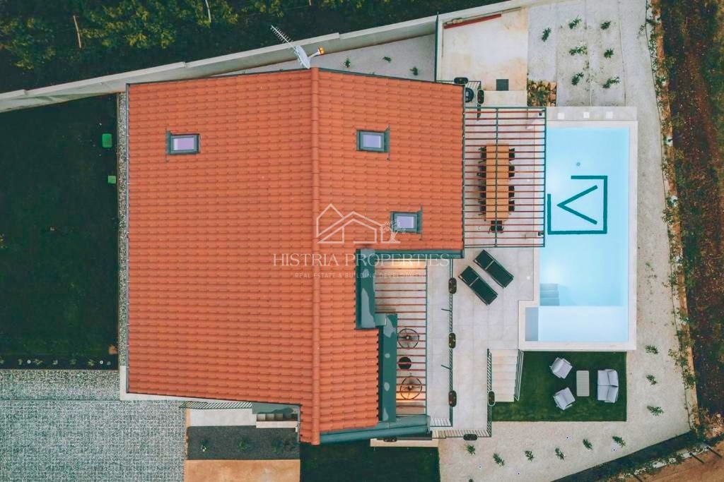 Una posizione tranquilla immersa nel verde e una nuova casa completamente attrezzata con piscina