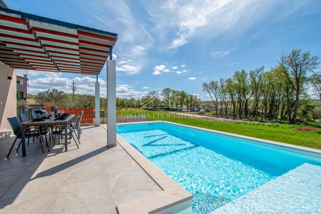 Una posizione tranquilla immersa nel verde e una nuova casa completamente attrezzata con piscina