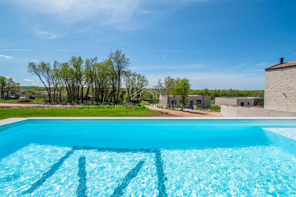 Una posizione tranquilla immersa nel verde e una nuova casa completamente attrezzata con piscina