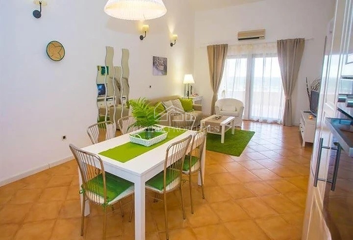 Vista mare con piscina in comune e casa attrezzata per una piacevole vacanza