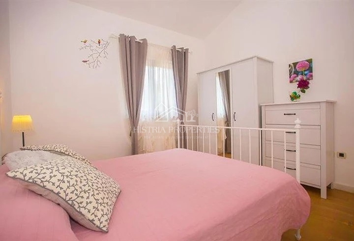 Vista mare con piscina in comune e casa attrezzata per una piacevole vacanza