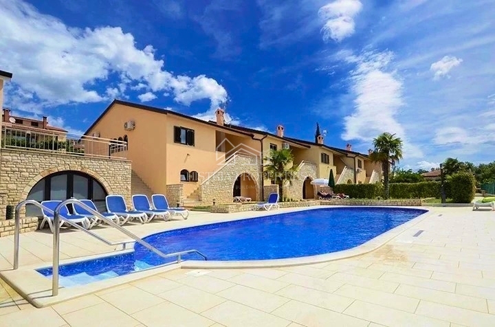 Vista mare con piscina in comune e casa attrezzata per una piacevole vacanza